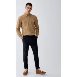 Spodnie chinosy skinny fit z paskiem. Czarne rurki męskie marki Pull&Bear. Za 109,00 zł.