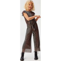 Mango Kids - Kombinezon dziecięcy Shimmer 110-164 cm. Czarne kombinezony dziewczęce Mango Kids, bez wzorów, z bawełny, z krótkim rękawem, krótkie. W wyprzedaży za 69,90 zł.