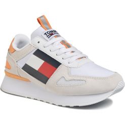 Sneakersy TOMMY JEANS - Lifestyle Runner EN0EN00779 White YBS. Białe półbuty damskie Tommy Jeans, na co dzień, bez wzorów, z jeansu, bez obcasa, na płaskiej podeszwie, bez zapięcia. W wyprzedaży za 279,00 zł.