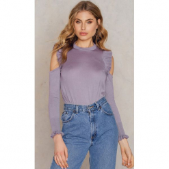 NA-KD Boho Sweter z wycięciami na ramionach i falbankami - Purple. Fioletowe swetry damskie marki NA-KD Boho, bez wzorów, z wiskozy, boho, z długim rękawem, długie, bez kaptura. W wyprzedaży za 48,58 zł.