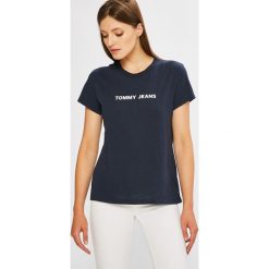 Tommy Jeans - Top. Niebieskie bluzki damskie marki Tommy Jeans, s, z nadrukiem, z bawełny, z okrągłym kołnierzem, z krótkim rękawem. W wyprzedaży za 89,90 zł.