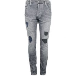 Guess Jeansy "Slim". Szare spodnie męskie Guess, z aplikacjami, z jeansu. Za 249,00 zł.