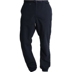 Samsøe & Samsøe APAL PANTS Spodnie materiałowe dark sapphire. Niebieskie spodnie męskie marki Samsøe & Samsøe, m, bez wzorów, z poliesteru. Za 499,00 zł.