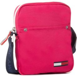 Saszetka TOMMY JEANS - Tjw Cool City Mini Reporter Nyl AW0AW08241 VBA. Różowe saszetki damskie Tommy Jeans, bez wzorów, z jeansu, młodzieżowe, bez dodatków. W wyprzedaży za 159,00 zł.