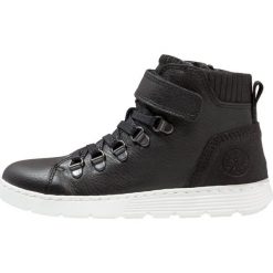 Bullboxer Tenisówki i Trampki wysokie black. Czarne trampki dziewczęce marki Bullboxer, ze skóry. W wyprzedaży za 237,30 zł.