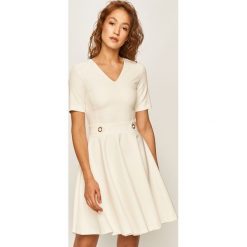 Trussardi Jeans - Sukienka. Czarne sukienki damskie Trussardi Jeans, na co dzień, bez wzorów, z elastanu, casualowe, z włoskim kołnierzykiem, z krótkim rękawem, krótkie, mini, rozkloszowane. Za 679,90 zł.