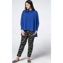 Niebieska Gustowna Koszula Damska z Asymetrycznym Dołem PLUS SIZE. Niebieskie koszule damskie Nommo, xl, bez wzorów, z poliesteru, eleganckie, z asymetrycznym kołnierzem, plus size, z długim rękawem. Za 184,90 zł.