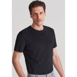 Gladki T-shirt basic - Czarny. Czarne t-shirty męskie Reserved, xl, bez wzorów, bez kołnierzyka. Za 49,99 zł.