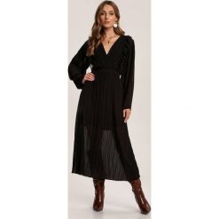 Czarna Sukienka Feltyse. Czarne sukienki damskie Renee, s, bez wzorów, bez kołnierzyka, bez rękawów, midi. Za 129,99 zł.