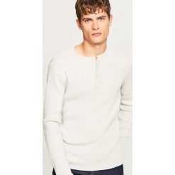 Sweter zapinany na dekolcie - Kremowy. Białe swetry rozpinane męskie marki Reserved, l. W wyprzedaży za 49,99 zł.