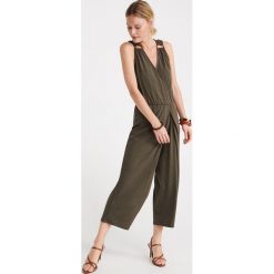 Kombinezon z prążkowanej dzianiny - Khaki. Brązowe kombinezony damskie Reserved, s, bez wzorów, z dzianiny, bez kołnierzyka, bez rękawów. Za 139,99 zł.