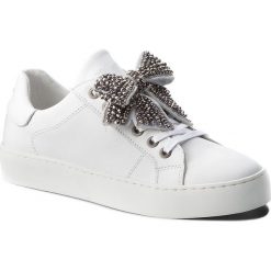 Sneakersy TOGOSHI - TG-03-01-000020 102. Białe półbuty damskie marki Togoshi, bez wzorów, ze skóry, bez obcasa, na płaskiej podeszwie, bez zapięcia. W wyprzedaży za 269,00 zł.