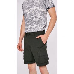 Levi's - Szorty. Zielone szorty męskie marki Levi's®, s, z bawełny, casualowe. W wyprzedaży za 119,90 zł.