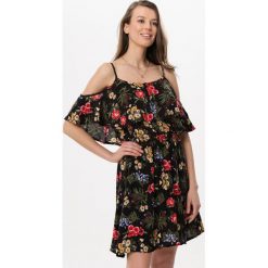 Czarna Sukienka Incline. Czarne sukienki damskie Born2be, s, bez wzorów, sportowe, bez kołnierzyka, bez rękawów, mini, sportowe. Za 49,99 zł.