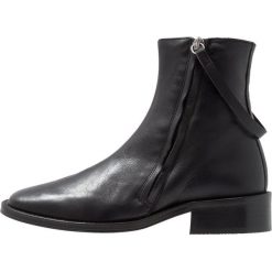 Topshop AUBREY Botki black. Czarne botki damskie marki Topshop, ze skóry, klasyczne, bez obcasa, bez zapięcia. Za 419,00 zł.