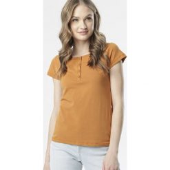 Camelowy T-shirt Oranore. Brązowe bluzki damskie Born2be, s, bez wzorów, z dzianiny, klasyczne, z okrągłym kołnierzem. Za 54,99 zł.