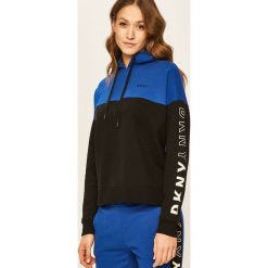 Dkny - Bluza. Niebieskie bluzy damskie DKNY, s, z nadrukiem, z bawełny, bez rękawów, z kapturem. W wyprzedaży za 239,90 zł.