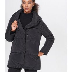Pikowana kurtka oversize - Czarny. Czarne kurtki damskie Mohito, bez wzorów, bez kaptura. Za 229,99 zł.