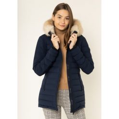 Kurtka puchowa Moose Knuckles Roselawn MK8517LFFH. Czarne kurtki damskie Moose Knuckles, m, bez wzorów, z puchu, bez kaptura. W wyprzedaży za 1399,00 zł.