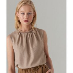 Top z biżuteryjnym detalem - Beżowy. Brązowe topy damskie Mohito, xl, bez wzorów, bez kołnierzyka. W wyprzedaży za 29,99 zł.