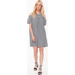 Sukienka damska cold shoulder z falbanką w drobną kratę. Białe sukienki dziewczęce Top Secret, na zimę, w kratkę, z tkaniny, eleganckie, z krótkim rękawem, krótkie, mini, proste. W wyprzedaży za 59,99 zł.