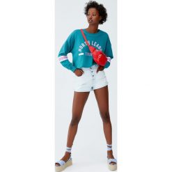 Jeansowe spodenki mom fit z widocznymi guzikami. Szare szorty damskie Pull&Bear, bez wzorów, z jeansu. Za 89,90 zł.