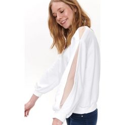 WYGODNA BLUZA DAMSKA O KLASYCZNEJ DŁUGOŚCI. Białe bluzy damskie Top Secret, na lato, bez wzorów, bez rękawów, bez kaptura. W wyprzedaży za 69,99 zł.