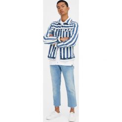 Kurtka jeansowa w paski. Niebieskie kurtki męskie jeansowe marki Pull&Bear, m, w paski. Za 96,90 zł.