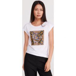 T-shirt z błyszczącym nadrukiem - Biały. Białe t-shirty damskie Reserved, s, z nadrukiem, bez kołnierzyka. Za 29,99 zł.