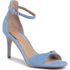 Sandały GUESS - Abiri FL6ABI SUE03 BLUE. Niebieskie klapki damskie Guess, z aplikacjami, z zamszu, bez obcasa, na obcasie. W wyprzedaży za 479,00 zł.