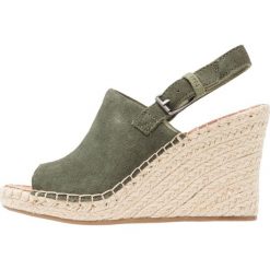 TOMS MONICA Sandały na obcasie medium green/pine. Zielone sandały damskie marki Toms, bez wzorów, z weluru, bez obcasa, na obcasie, bez zapięcia. Za 359,00 zł.