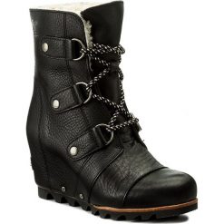 Botki SOREL - Joan Of Arctic Wedge Mid Shearling NL2703 Black/Ancient Fossil. Czarne botki damskie na obcasie marki Sorel, z gumy. W wyprzedaży za 449,00 zł.