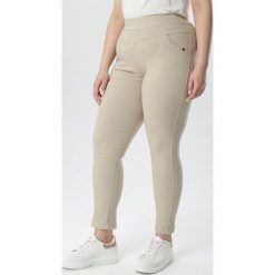 Jasnobeżowe Spodnie Jegginsy Ianathe. Brązowe jeansy damskie Born2be, xl, bez wzorów, z gumy. Za 49,99 zł.