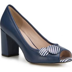 Buty damskie. Niebieskie czółenka damskie Wittchen, w paski, ze skóry, z otwartym noskiem. W wyprzedaży za 199,90 zł.