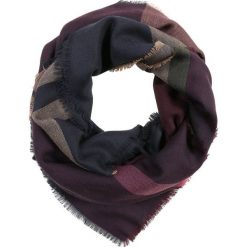 Barbour WINTER DRESS TARTAN SQUARE Chusta damson. Czarne chusty damskie Barbour, z materiału. Za 419,00 zł.