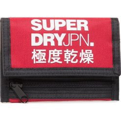 Mały Portfel Męski SUPERDRY - Tri-Fold M9810037A Rouge Red WA7. Czerwone portfele męskie Superdry, bez wzorów, z materiału. Za 109,00 zł.