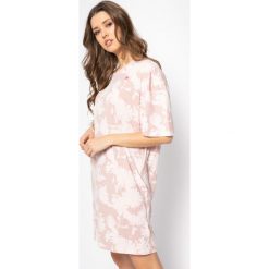 Sukienka codzienna G-Star Raw Yiva Allover D16866-C244-B343. Różowe sukienki damskie G-Star RAW, na co dzień, s, bez wzorów, z bawełny, retro, bez kołnierzyka, bez rękawów, proste. W wyprzedaży za 229,00 zł.