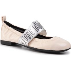 Baleriny LOVE MOSCHINO - JA11010G08JCL601 Cipria. Różowe baleriny damskie Love Moschino, na co dzień, bez wzorów, ze skóry, klasyczne, bez obcasa, bez zapięcia. W wyprzedaży za 359,00 zł.