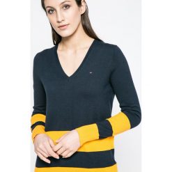 Tommy Hilfiger - Sweter New Ivy. Niebieskie swetry klasyczne damskie marki TOMMY HILFIGER, s, z bawełny. W wyprzedaży za 239,90 zł.