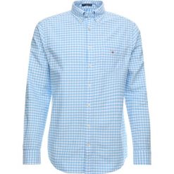 GANT THE OXFORD GINGHAM Koszula capri blue. Czerwone koszule męskie marki GANT, l, w kratkę, z bawełny, z klasycznym kołnierzykiem. Za 379,00 zł.