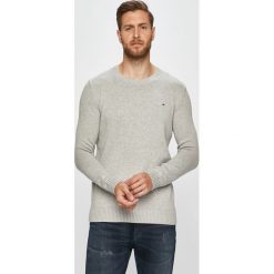Tommy Jeans - Sweter. Niebieskie swetry męskie Tommy Jeans, s, bez wzorów, z bawełny, z okrągłym kołnierzem, bez kaptura. W wyprzedaży za 269,90 zł.
