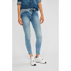 Lee - Jeansy Scarlett. Niebieskie rurki damskie marki Lee, l, z elastanu. W wyprzedaży za 179,90 zł.