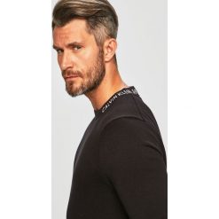 Calvin Klein Jeans - Sweter. Czarne swetry męskie Calvin Klein Jeans, s, bez wzorów, z bawełny, z okrągłym kołnierzem, bez kaptura. W wyprzedaży za 199,90 zł.