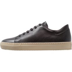 J.LINDEBERG GRAIN Sneakersy niskie black. Czarne sneakersy męskie marki J.LINDEBERG, bez zapięcia. Za 669,00 zł.