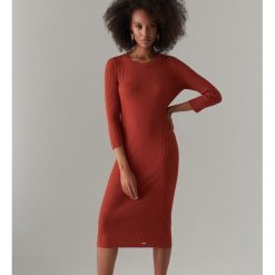 Dzianinowa sukienka bodycon - Pomarańczowy. Pomarańczowe sukienki damskie Mohito, s, bez wzorów, z dzianiny, bez kołnierzyka, bez rękawów, bodycon. Za 119,99 zł.
