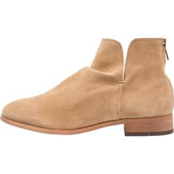 Shoe The Bear SOHO Botki sand. Brązowe botki męskie marki Shoe The Bear, z materiału. W wyprzedaży za 535,20 zł.