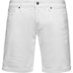 Szorty jeansowe Guess M92 D01D3. Białe spodenki i szorty męskie Guess, m, z aplikacjami, z elastanu. W wyprzedaży za 209,00 zł.