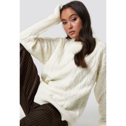 Lioness Sweter St German - Offwhite. Zielone swetry klasyczne damskie marki Emilie Briting x NA-KD, l. Za 222,95 zł.