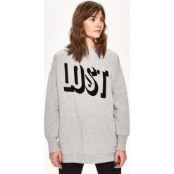 Bluzy rozpinane damskie: Bluza oversize z napisem - Jasny szar