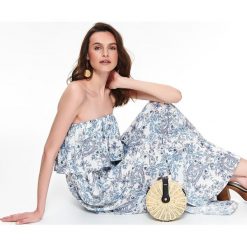 Sukienka maxi w porcelanowy nadruk. Białe sukienki damskie Top Secret, na lato, z nadrukiem, eleganckie, bez kołnierzyka, bez rękawów, maxi, z odkrytymi ramionami. W wyprzedaży za 99,99 zł.